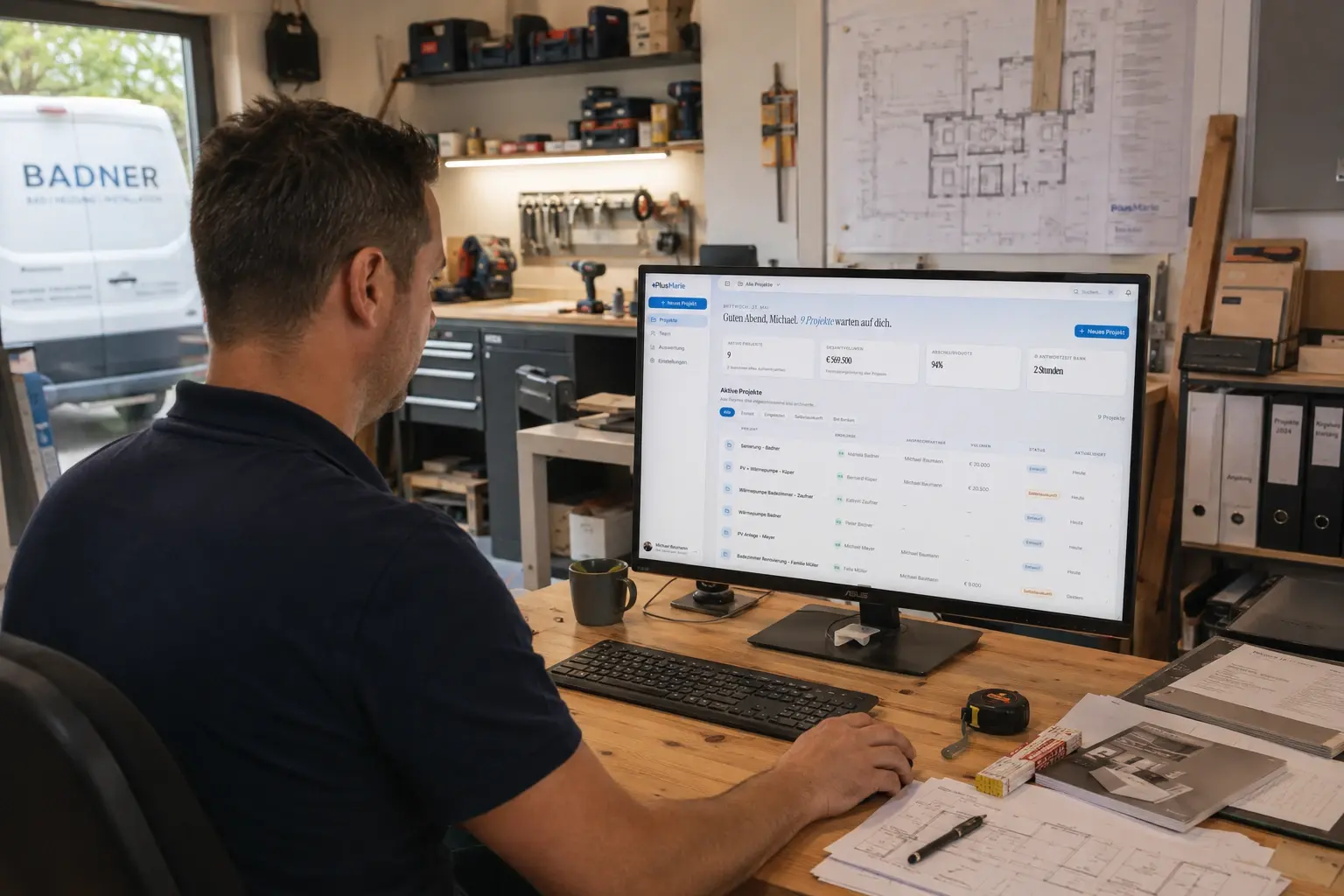 Betrieb arbeitet mit dem PlusMarie Dashboard am Desktop